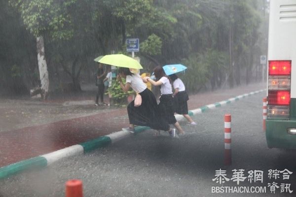 很辛苦！大雨下来之后 曼谷的他们是这样的过街的