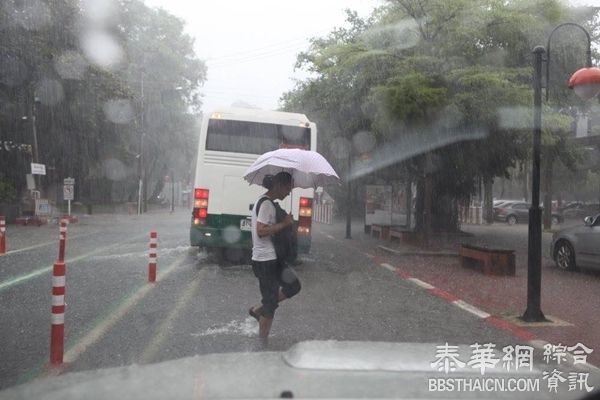 很辛苦！大雨下来之后 曼谷的他们是这样的过街的