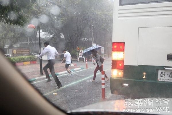 很辛苦！大雨下来之后 曼谷的他们是这样的过街的