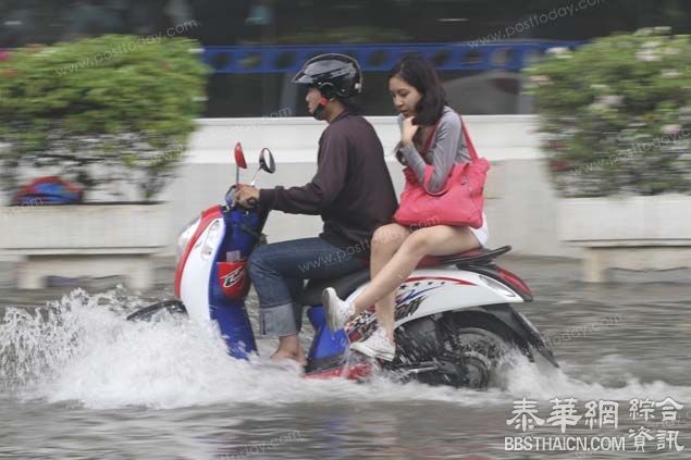 曼谷突降暴雨 道路积水拥堵