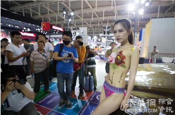 女模全裸彩绘亮相南京车展引众男围观拍照