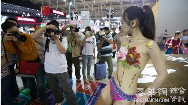 女模全裸彩绘亮相南京车展引众男围观拍照