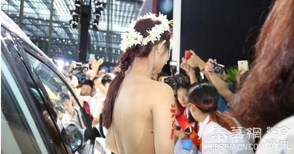 女模全裸彩绘亮相南京车展引众男围观拍照