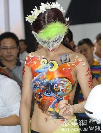 女模全裸彩绘亮相南京车展引众男围观拍照