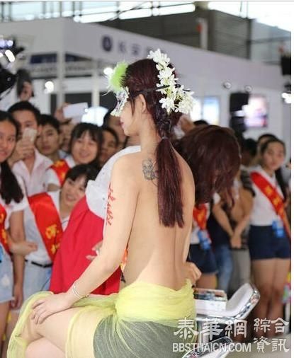 女模全裸彩绘亮相南京车展引众男围观拍照