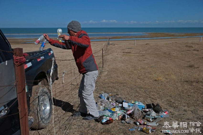 青海湖面临垃圾环湖，景点周边游客遗弃大量生活垃圾