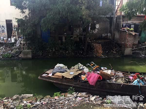 上海西部繁华区巨大广告牌挡住臭水沟，居民每天往河里倒马桶