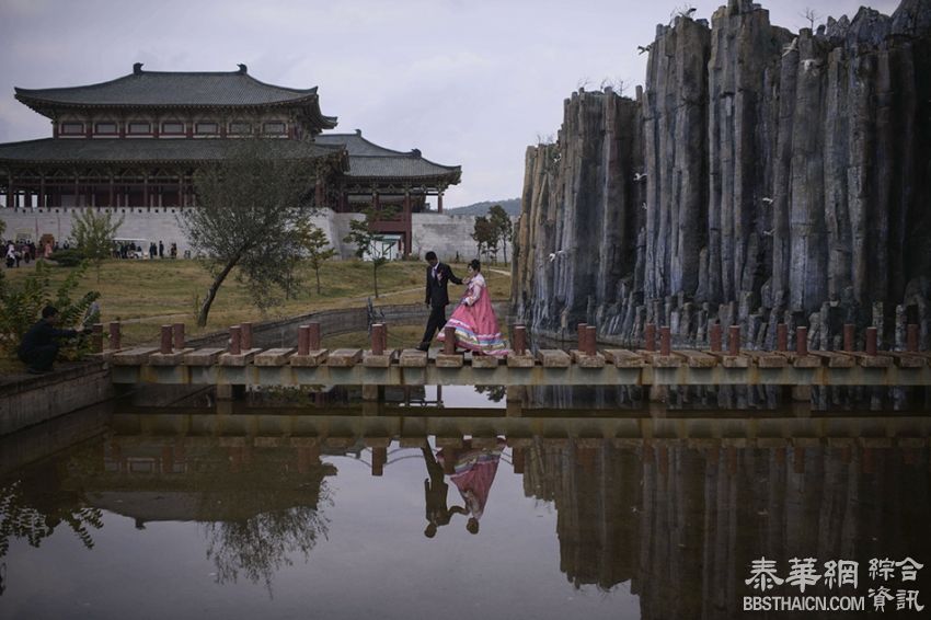 朝鲜平壤，一对情侣拍结婚照