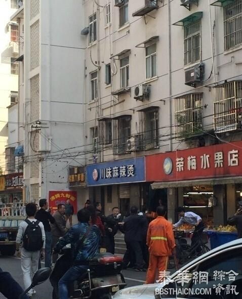 网曝南京城管群殴食客大喊“打死他”，目击者：食客先砍人