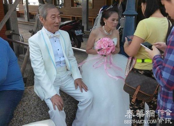 台湾老夫妇街头拍婚纱 满满的幸福感动网友