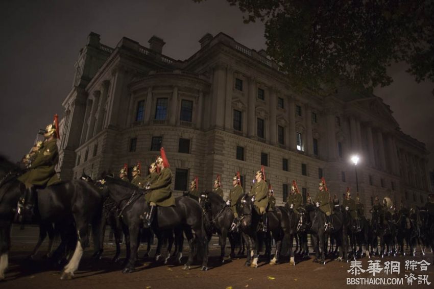 英国仪仗队通宵为习近平到访彩排，女王黄金马车亮相