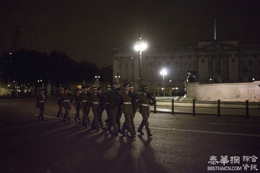 英国仪仗队通宵为习近平到访彩排，女王黄金马车亮相