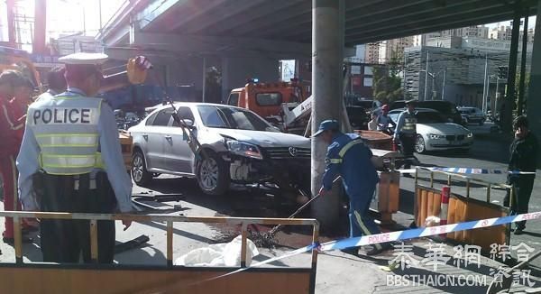 上海桑塔纳轿车失控冲上街沿撞死1人，警方已介入