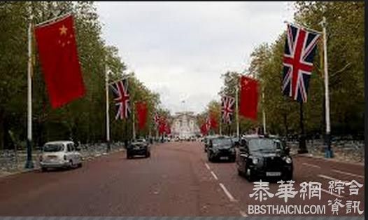 梁振英回应伦敦赴宴迟到：路旁挂满中英国旗，停车拍照留念