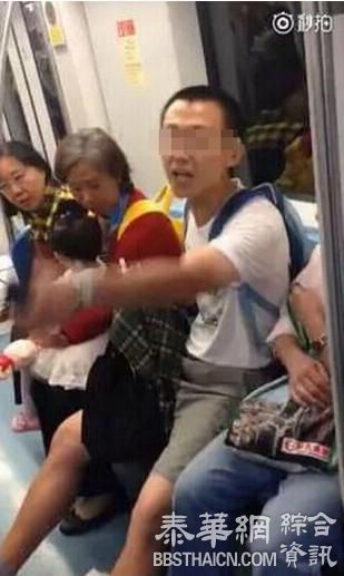 检察日报：“黑衣男”脚踹“吐痰男”，严重超越吐痰本身危害