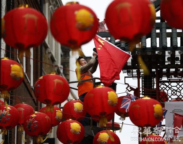 伦敦华人华侨迎习近平访英，市中心电子屏打出“近平，你好”