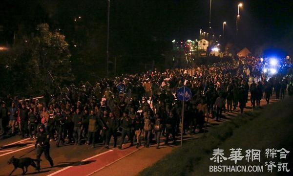 警察骑马护送上千难民，斯洛文尼亚称急需欧盟警力支援