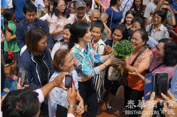 前总理英拉前往叻丕府拜佛  民眾热情迎接