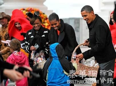 奥巴马与夫人米歇尔在白宫庆祝万圣节