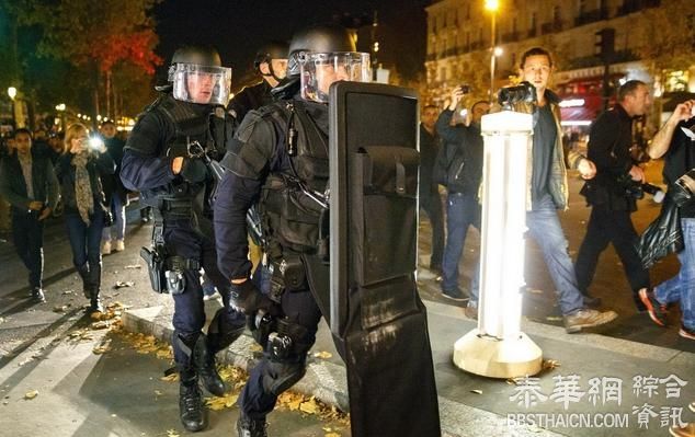 巴黎悼念现场爆竹响 民众四散逃 警察持枪赶到