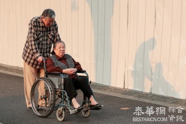 低龄老人照顾高龄父母：如何走出老老照料的困境？