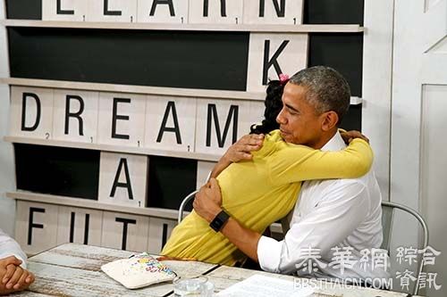 奥巴马拥抱难民