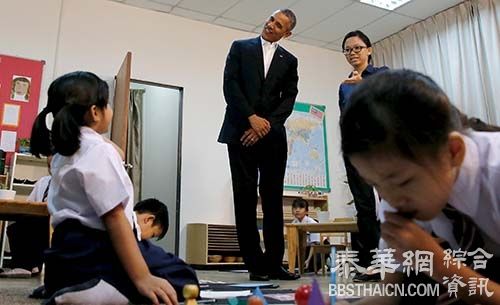 奥巴马拥抱难民