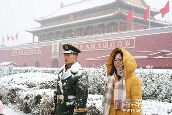 北京降大雪 天安门士兵换“白军装”引合照