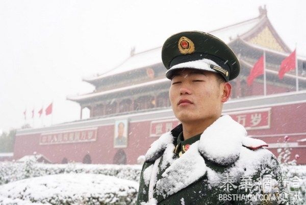 北京降大雪 天安门士兵换“白军装”引合照