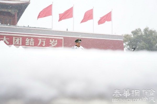 北京降大雪 天安门士兵换“白军装”引合照