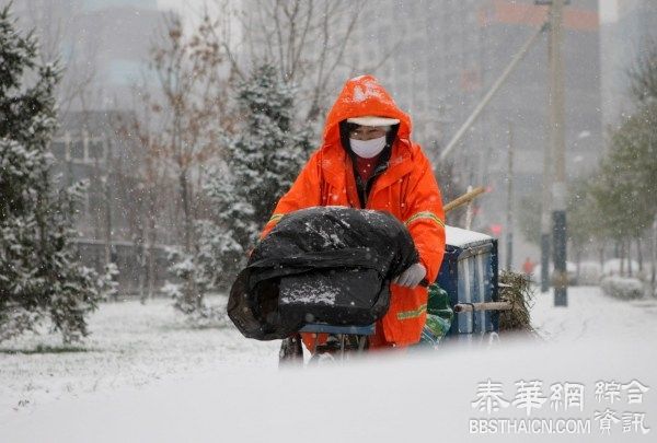 北京降大雪 天安门士兵换“白军装”引合照