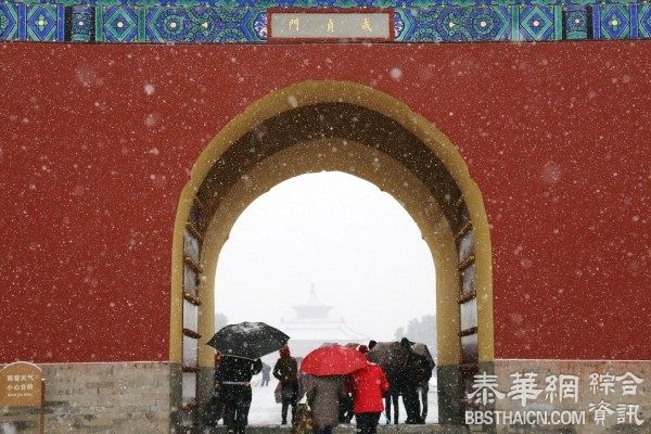 北京降大雪 天安门士兵换“白军装”引合照