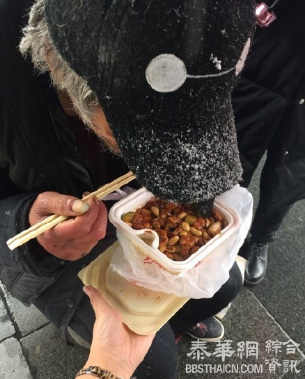 流浪老人北京街头吃雪 好心路人买饭送衣