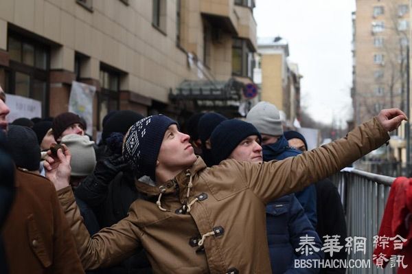 俄罗斯民众"蛋洗"土耳其大使馆 满地狼藉