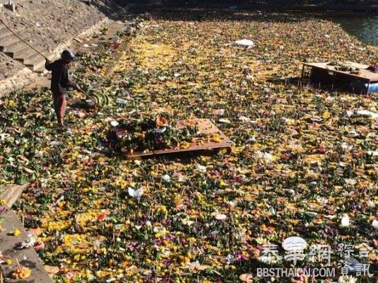 水灯漂满河各府忙打捞