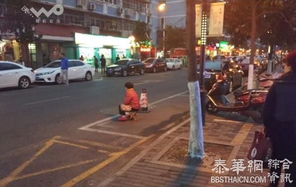 又见南京老夫妻风中蹲守为儿子占车位