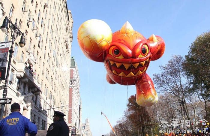 纽约300万人围观感恩节游行 出动警力创纪录