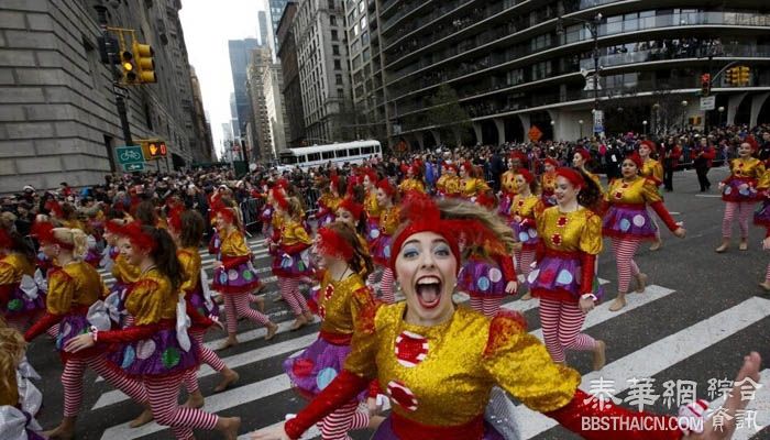 纽约300万人围观感恩节游行 出动警力创纪录