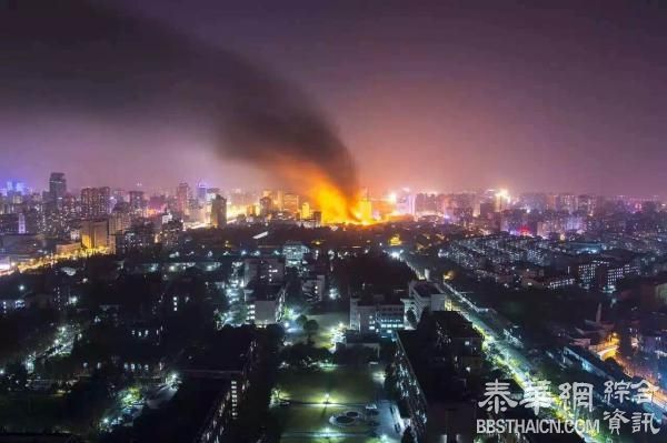 上海一粮油批发市场深夜发生火灾，大火已扑灭无人伤亡