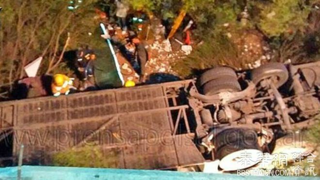 阿根廷一辆大客车坠河谷41名警察丧生
