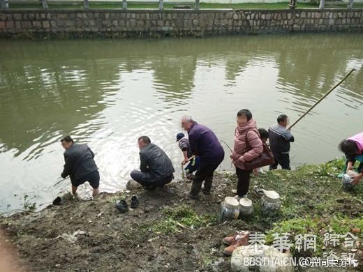 浙牌大货车在上海坠河4人死亡，附近居民纷纷赶来打捞黄酒