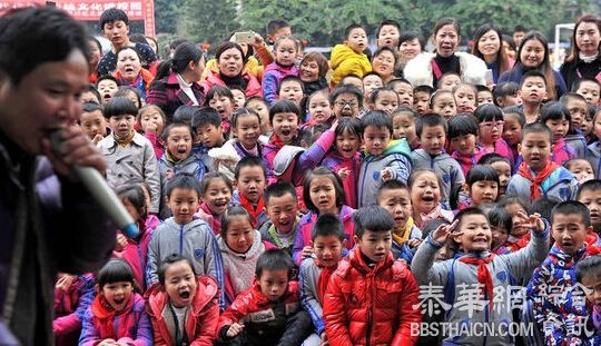 重庆小学组织学生操场集体看杀猪过平安夜