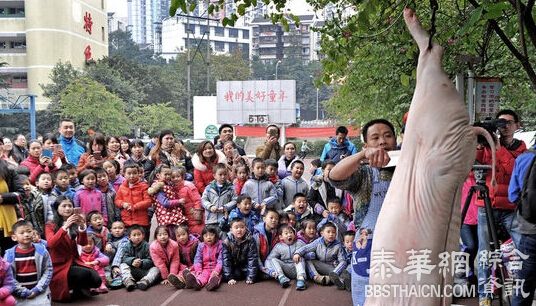 重庆小学组织学生操场集体看杀猪过平安夜