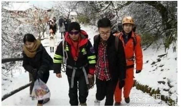 陆男峨眉山请人拍照 随即跳下山崖