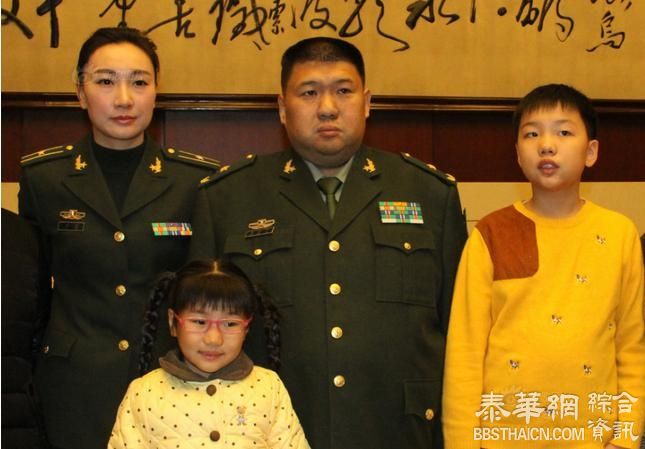 毛新宇带妻儿纪念毛诞122周年 现场受热捧
