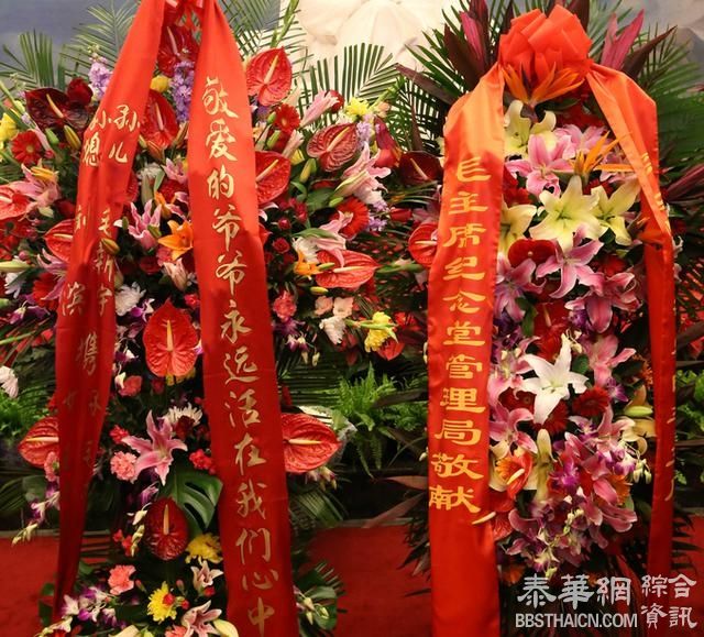 毛新宇带妻儿纪念毛诞122周年 现场受热捧