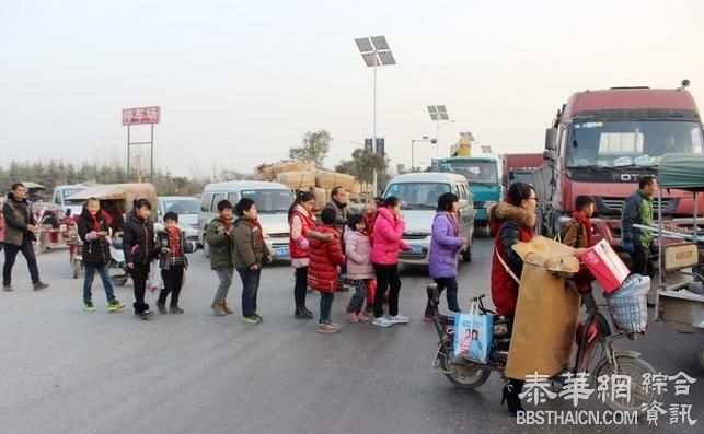 路口无红绿灯 学生举牌"请领导陪我们过马路"