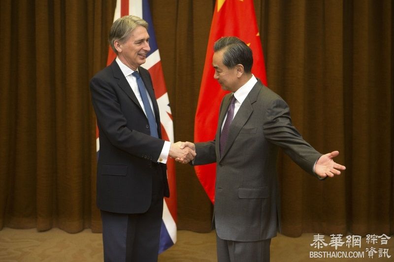英：李波持英护照望华速查 中：首先是中国公民