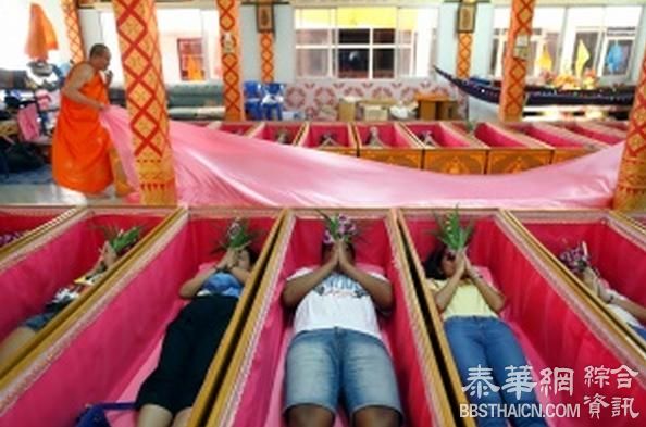 躺棺材体验死亡