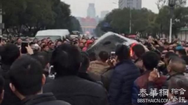 南昌的士罢工　掀翻专车抗议